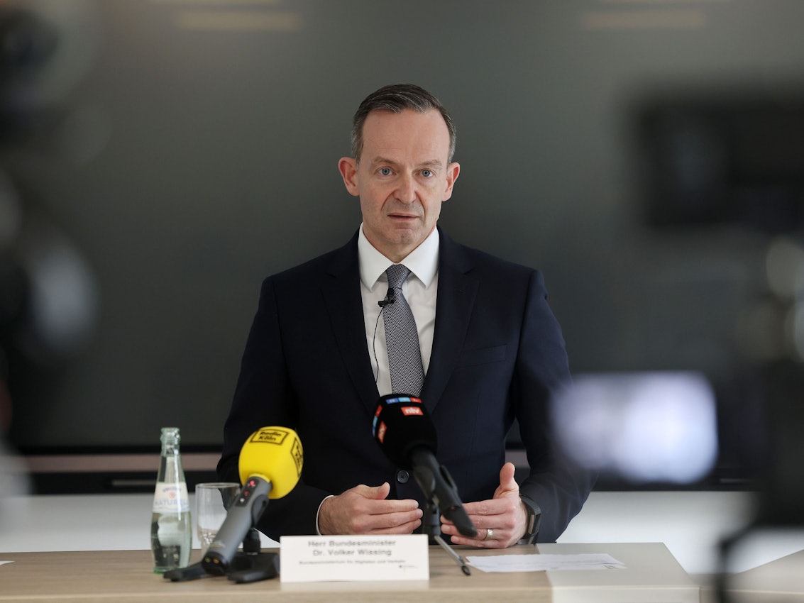 Volker Wissing (FDP), Bundesminister für Verkehr und Digitales, spricht vor Journalisten nach einem Besuch beim Bundesamt für Güterverkehr.