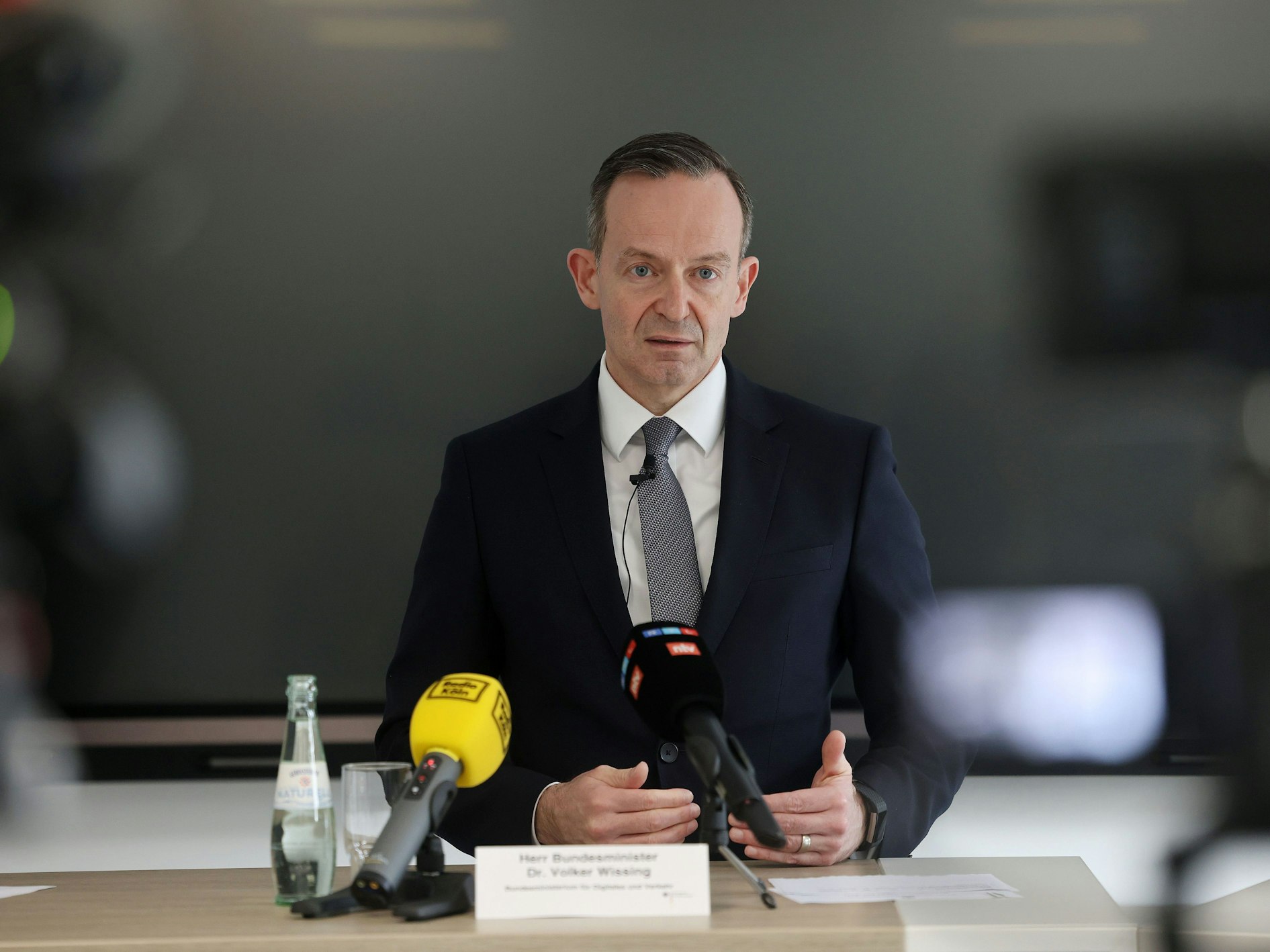 Volker Wissing (FDP), Bundesminister für Verkehr und Digitales, spricht vor Journalisten nach einem Besuch beim Bundesamt für Güterverkehr.