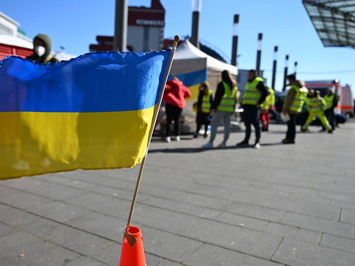 Eine ukrainische Flagge vor der Anlaufstelle für Geflüchtete aus der Ukraine am Kölner Hauptbahnhof