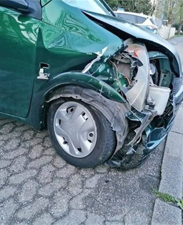 Der demolierte Toyota nach der Unfallfahrt am 4. April 2022 in Mettmann.