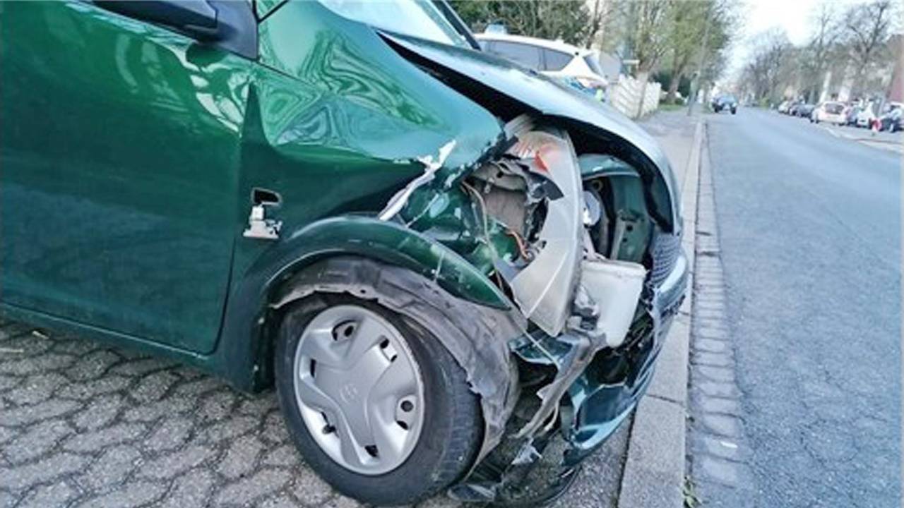 Der demolierte Toyota nach der Unfallfahrt am 4. April 2022 in Mettmann.