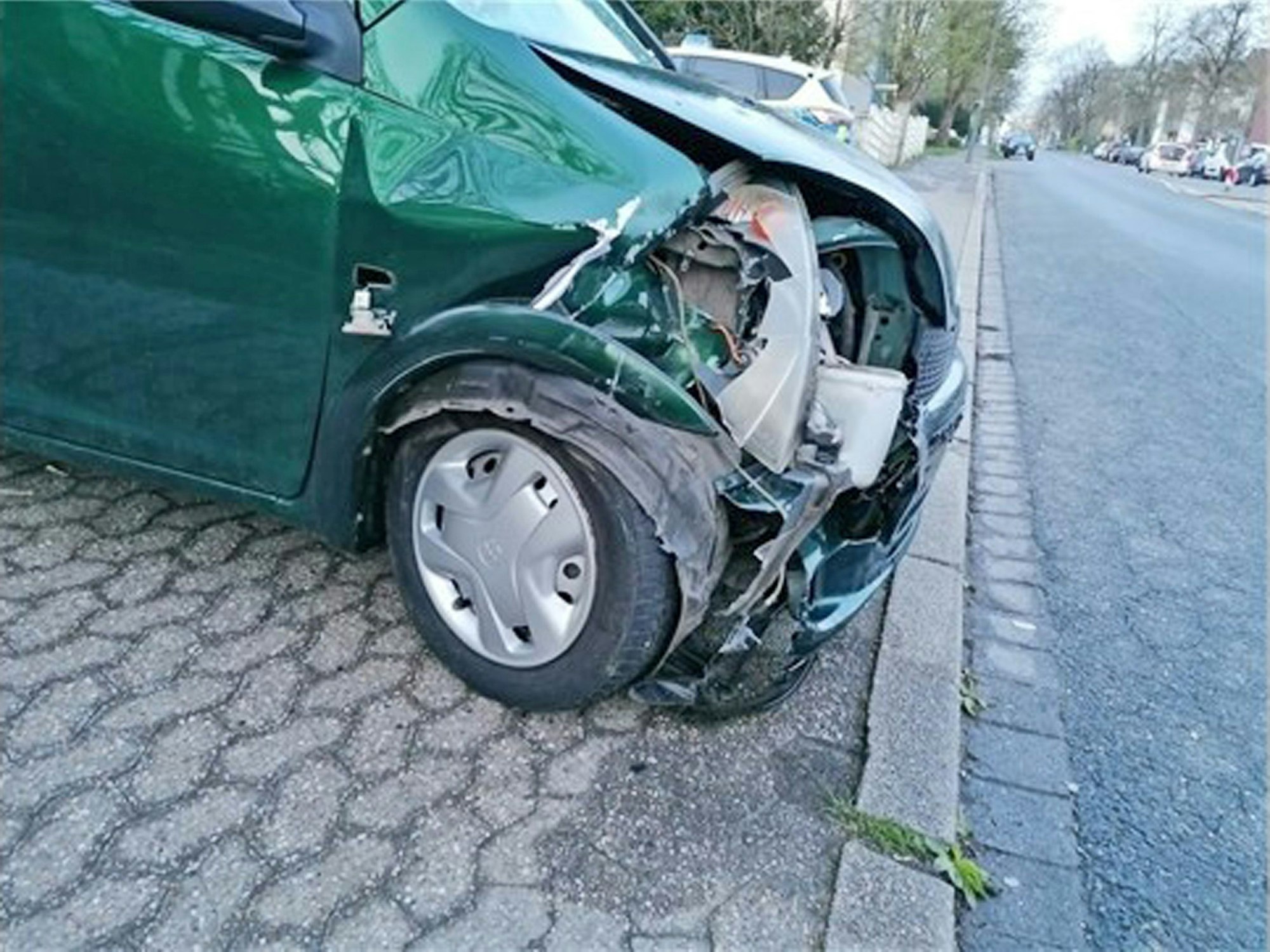 Der demolierte Toyota nach der Unfallfahrt am 4. April 2022 in Mettmann.