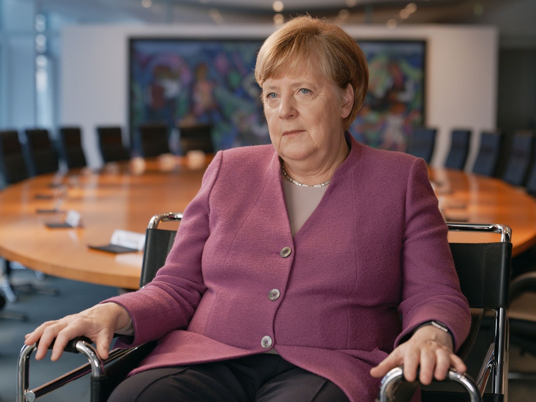 Angela Merkel sitzt bei einem Interview im Bundeskanzleramt auf einem Stuhl.