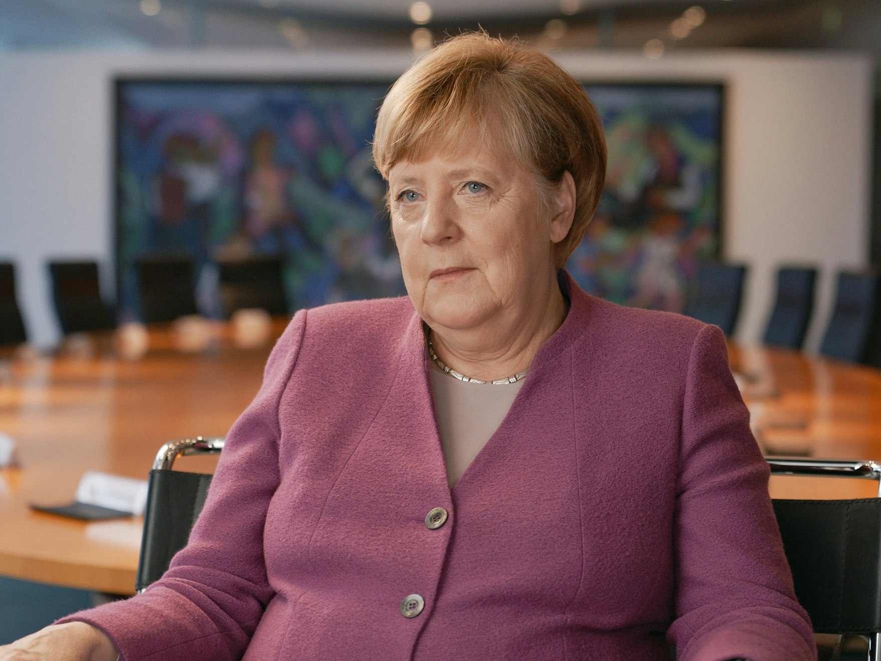 Angela Merkel sitzt bei einem Interview im Bundeskanzleramt auf einem Stuhl.