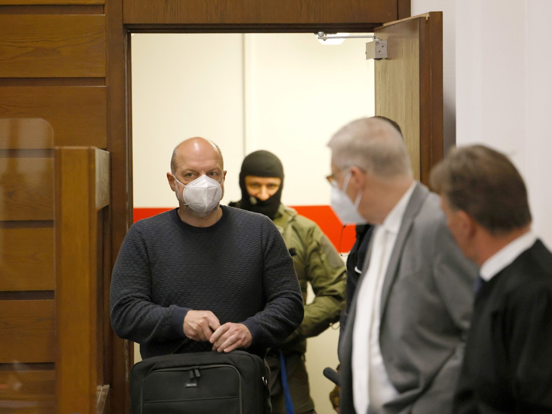 Der Angeklagte Thomas Drach kommt in den Gerichtssaal im Landgericht.