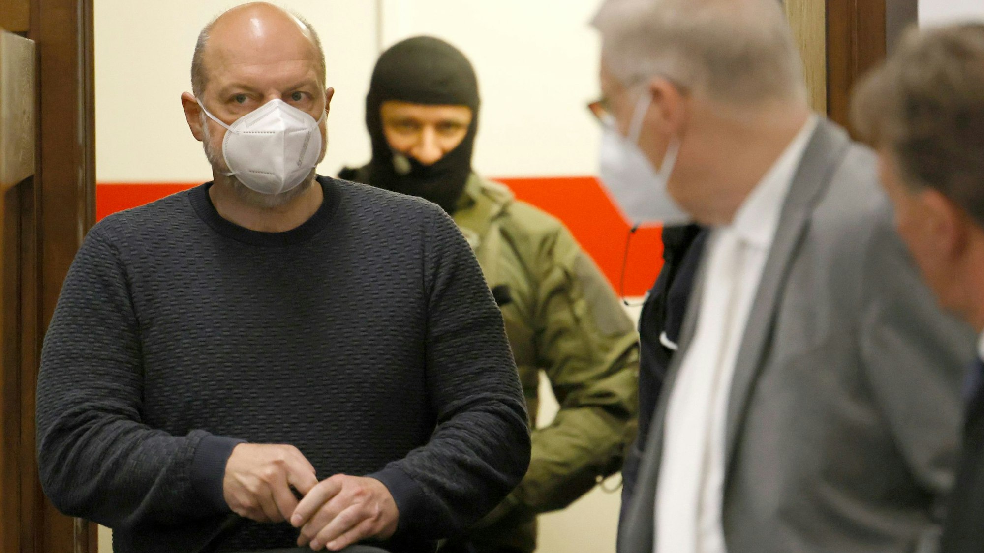 Der Angeklagte Thomas Drach kommt in den Gerichtssaal im Landgericht.