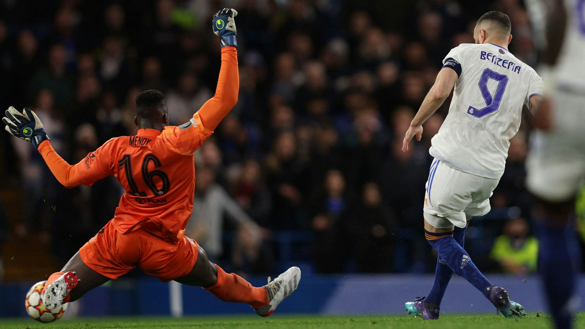 Karim Benzema trifft im Viertelfinal-Hinspiel der Champions League auf Einladung von Édouard Mendy für Real Madrid gegen den FC Chelsea