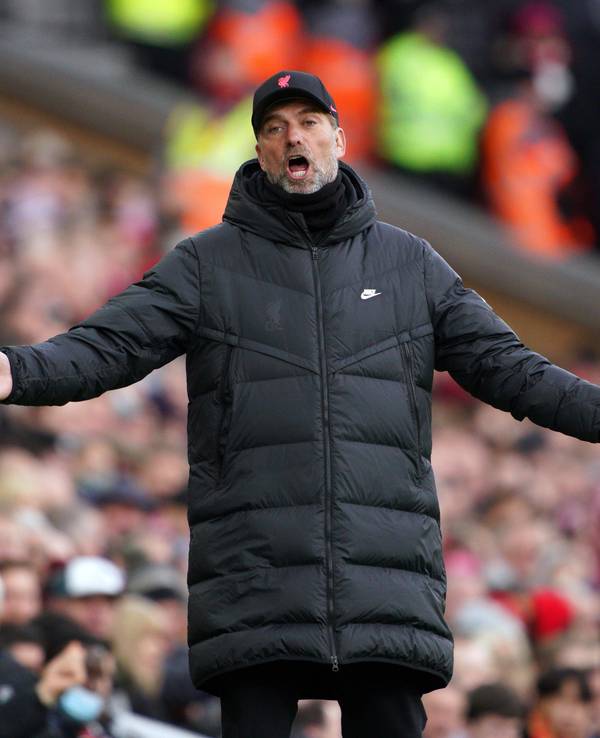Jürgen Klopp, Trainer des FC Liverpool, gestikuliert am Spielfeldrand.