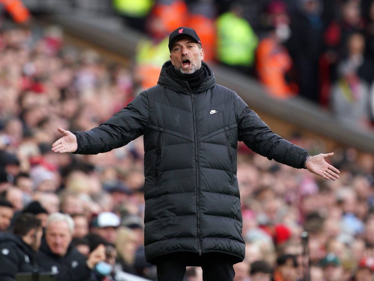 Jürgen Klopp, Trainer des FC Liverpool, gestikuliert am Spielfeldrand.