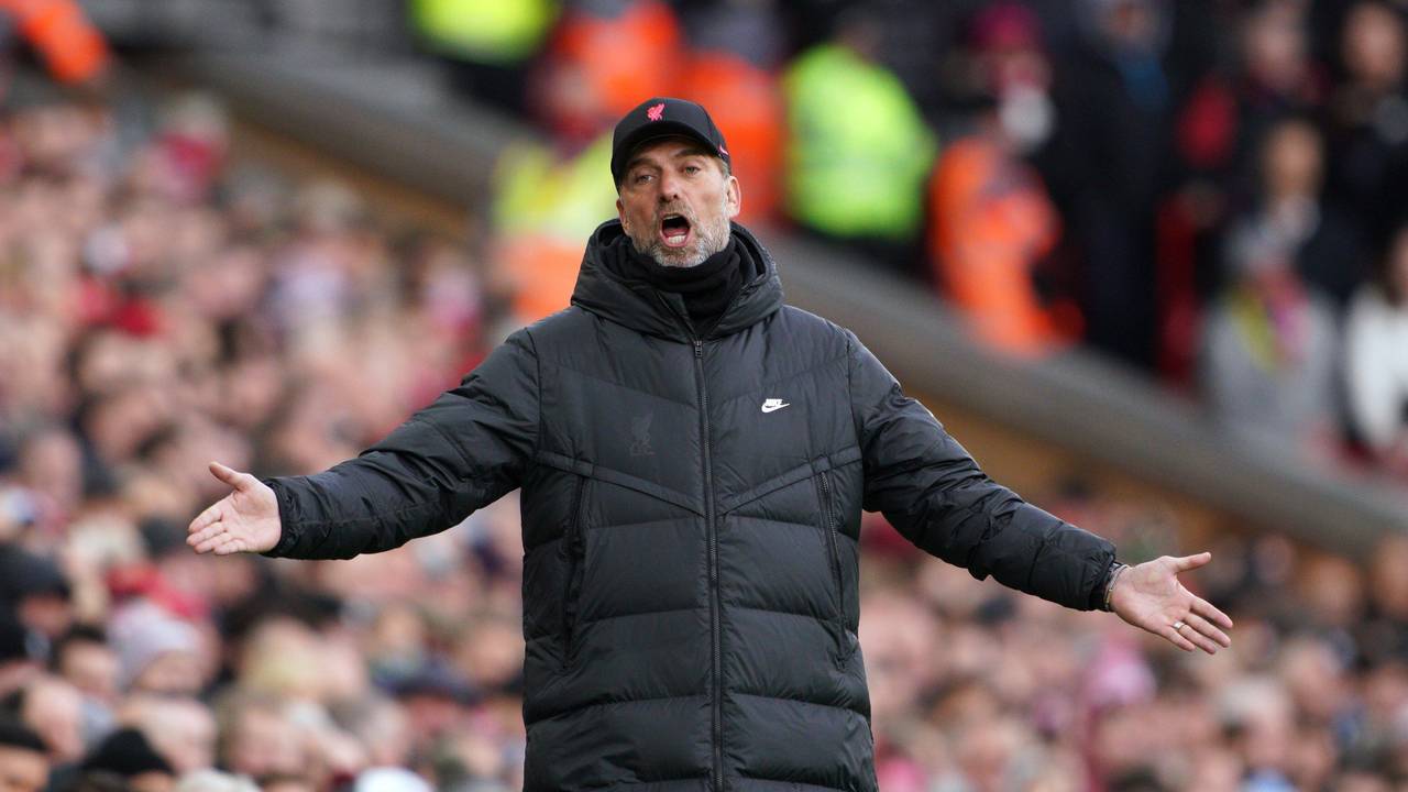 Jürgen Klopp, Trainer des FC Liverpool, gestikuliert am Spielfeldrand.