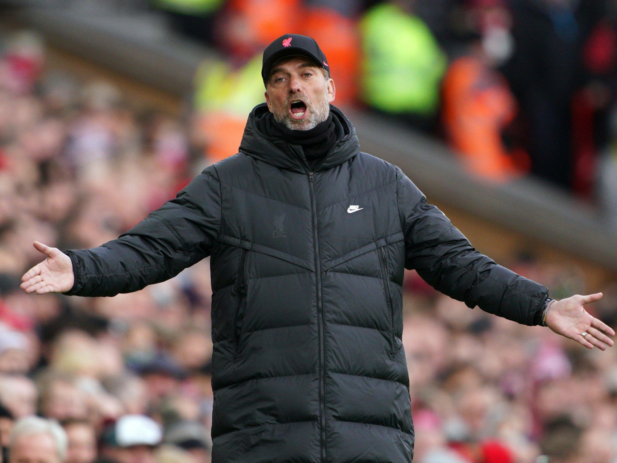 Jürgen Klopp, Trainer des FC Liverpool, gestikuliert am Spielfeldrand.