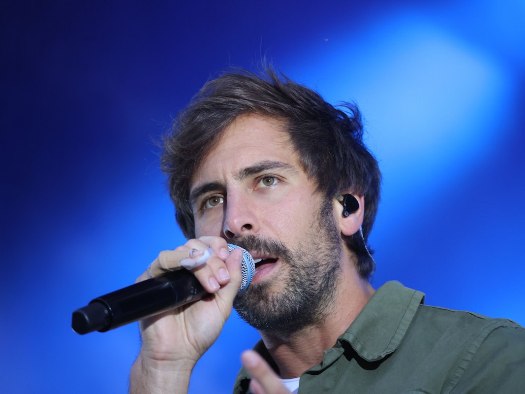 Der deutsche Sänger Max Giesinger tritt auf im Rahmen der „Vor Deiner Tür“-Konzerte im Steigerwaldstadion. Nun veranstaltet er in Köln eine Benefizveranstaltung für die Ukraine.