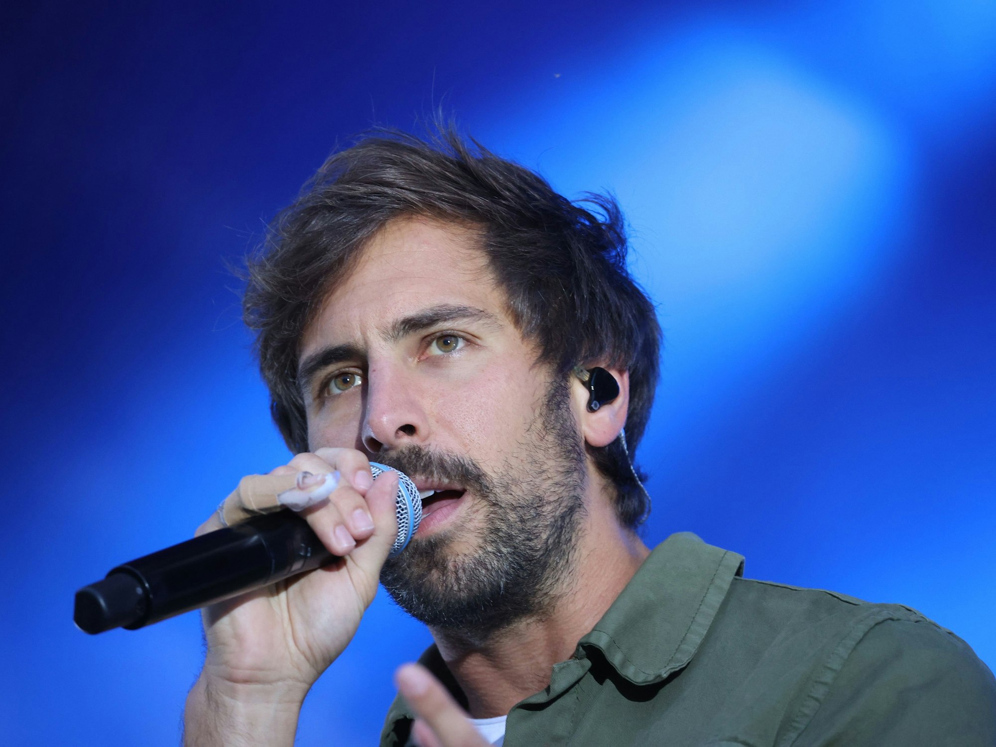 Der deutsche Sänger Max Giesinger tritt auf im Rahmen der „Vor Deiner Tür“-Konzerte im Steigerwaldstadion. Nun veranstaltet er in Köln eine Benefizveranstaltung für die Ukraine.