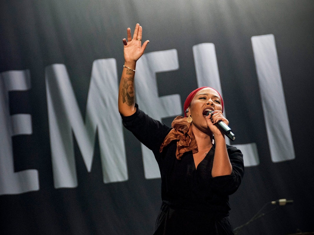 Emeli Sandé steht auf der Bühne und singt.