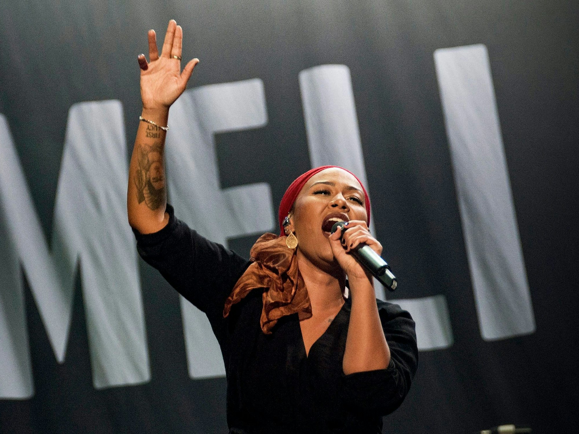 Emeli Sandé steht auf der Bühne und singt.