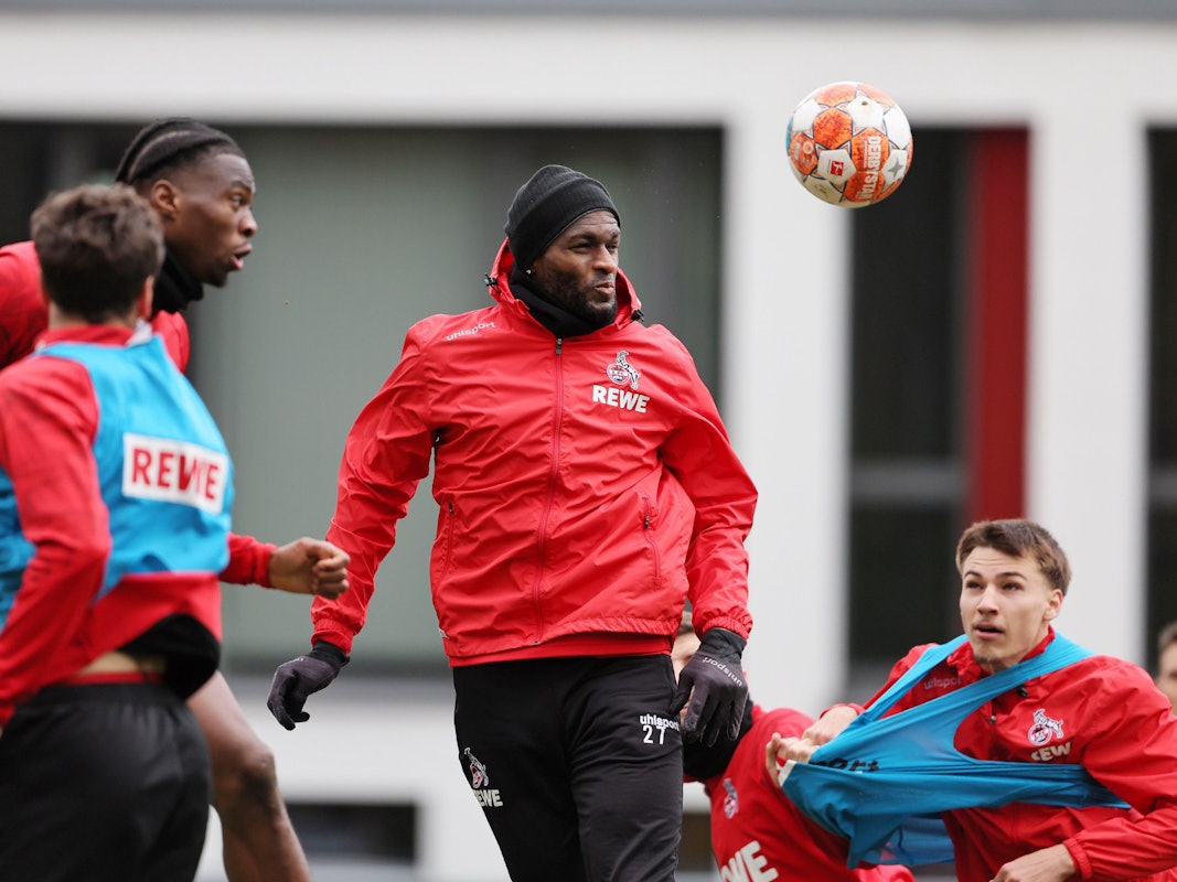 Anthony Modeste köpft den Ball im Training des 1. FC Köln weg.