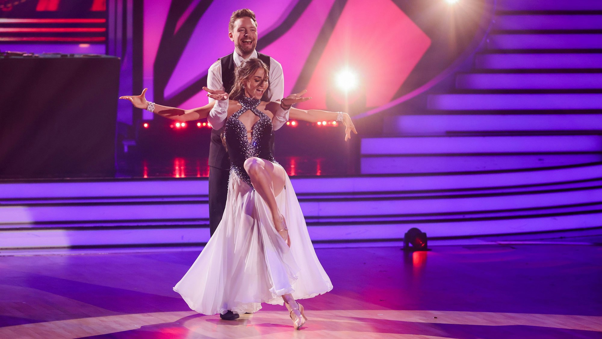 Bastian Bielendorfer, Comedian, und Ekaterina Leonova, Profitänzerin, tanzen in der RTL-Tanzshow "Let's Dance" im Coloneum.