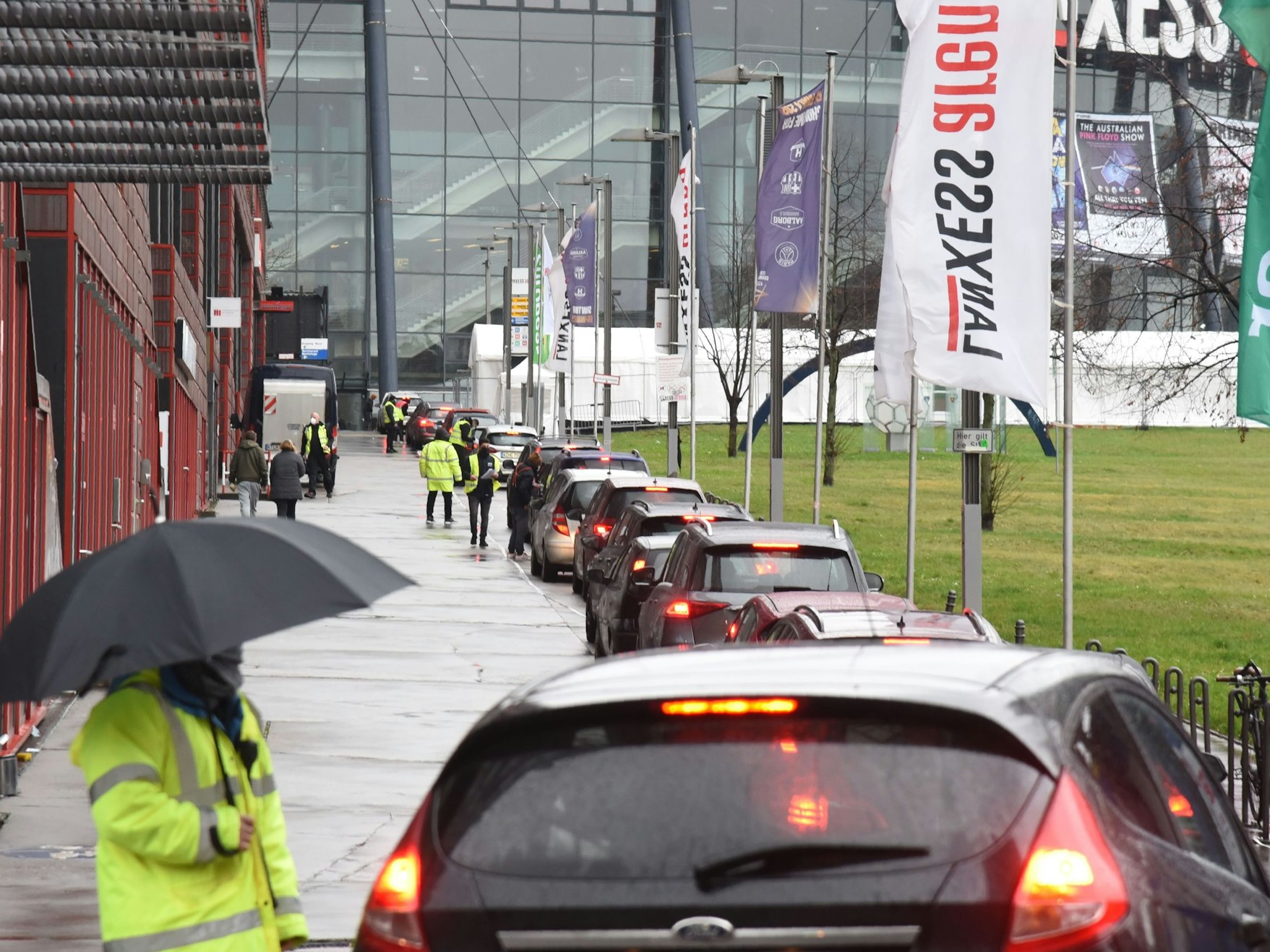 Eine Schlange von Autos steht vor dem Impfzentrum an der Lanxess-Arena.