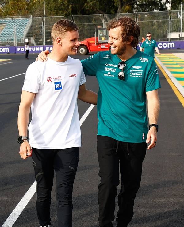 Sebastian Vettel legt einen Arm um Mick Schumacher.
