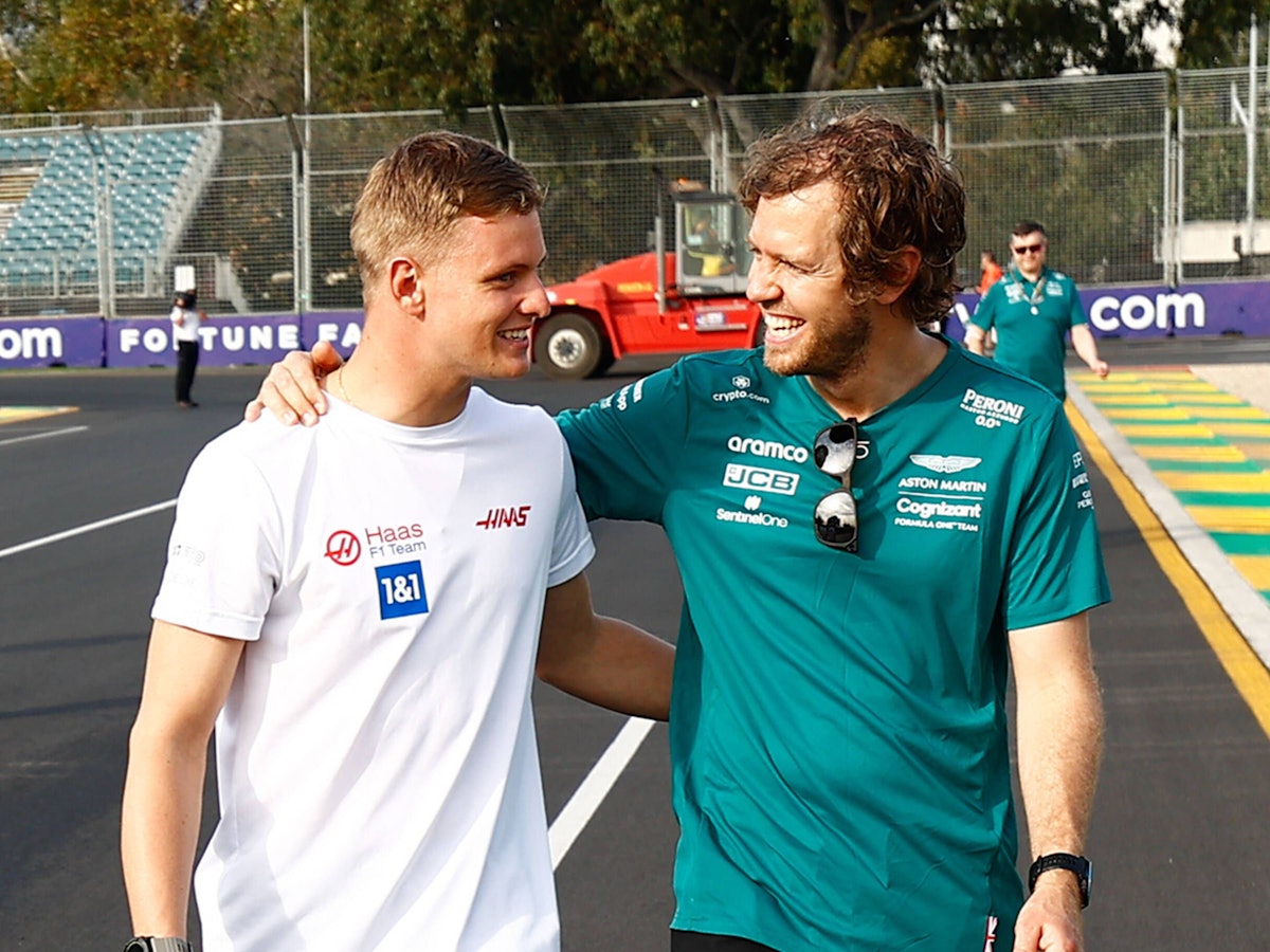 Sebastian Vettel legt einen Arm um Mick Schumacher.