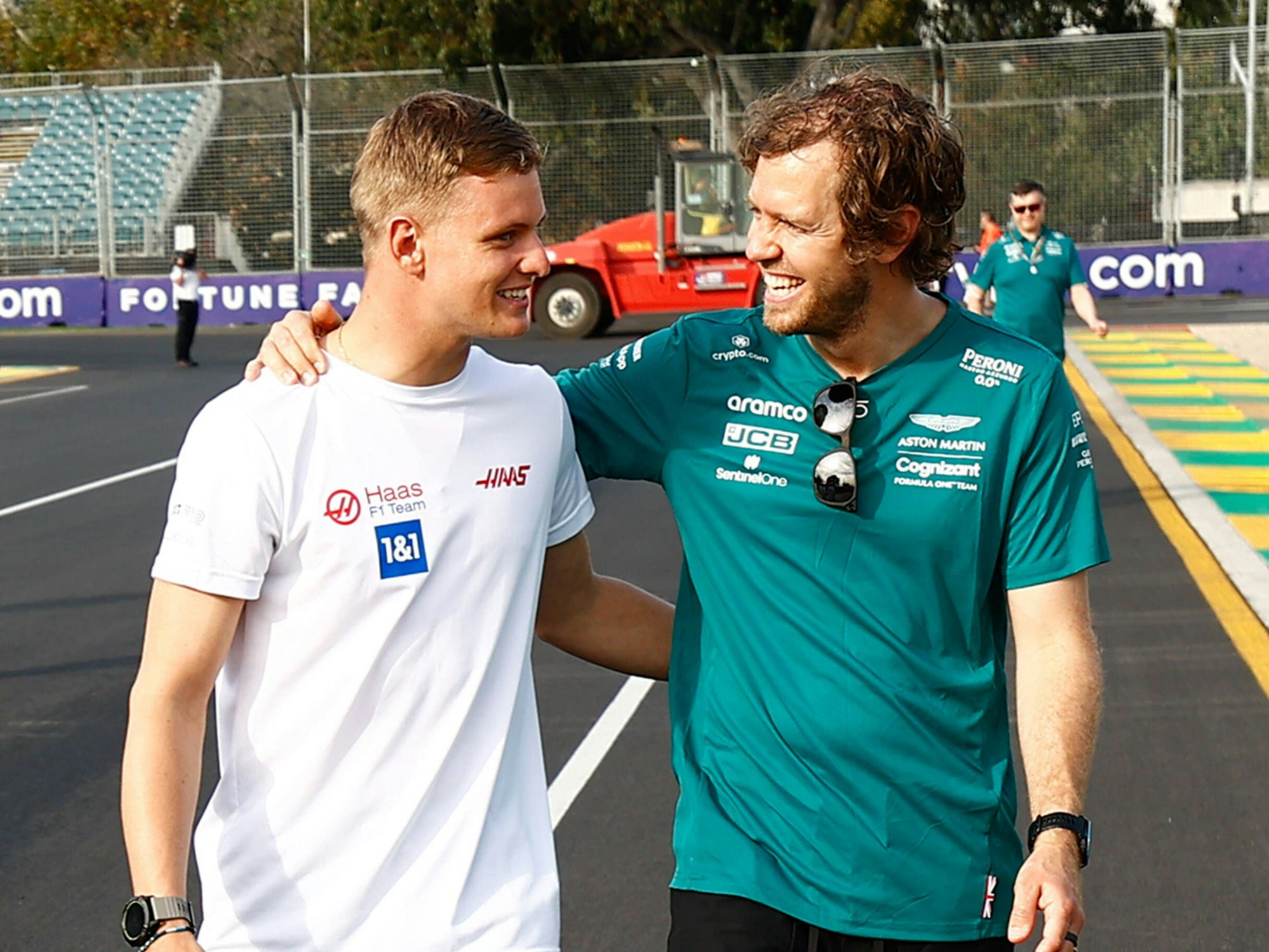 Sebastian Vettel legt einen Arm um Mick Schumacher.