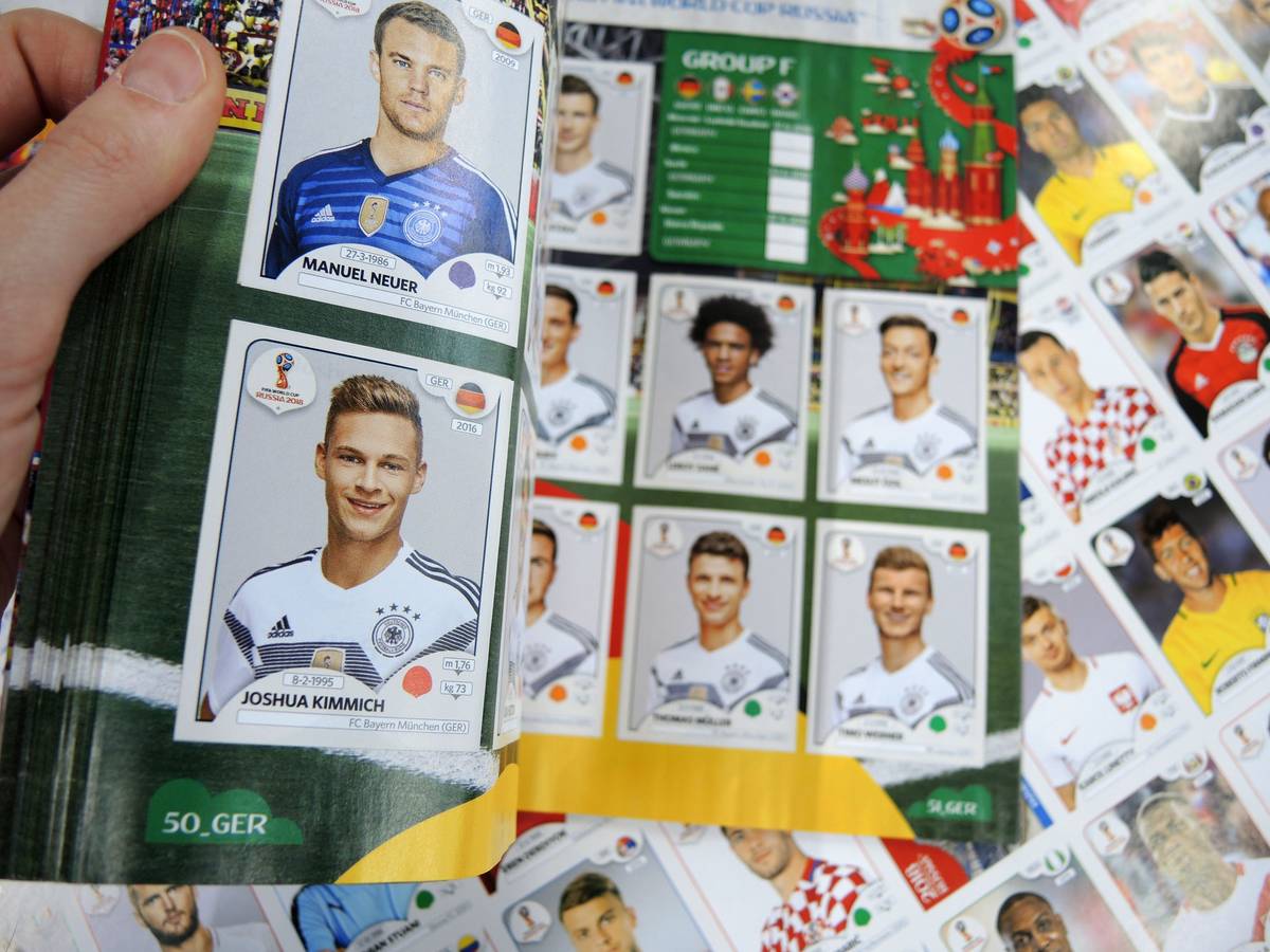 Blick auf die Seite der deutschen Fußball-Nationalmannschaft mit Fotos von Manuel Neuer und Joshua Kimmich im Panini-Stickeralbum zur Fußball-Weltmeisterschaft 2018.