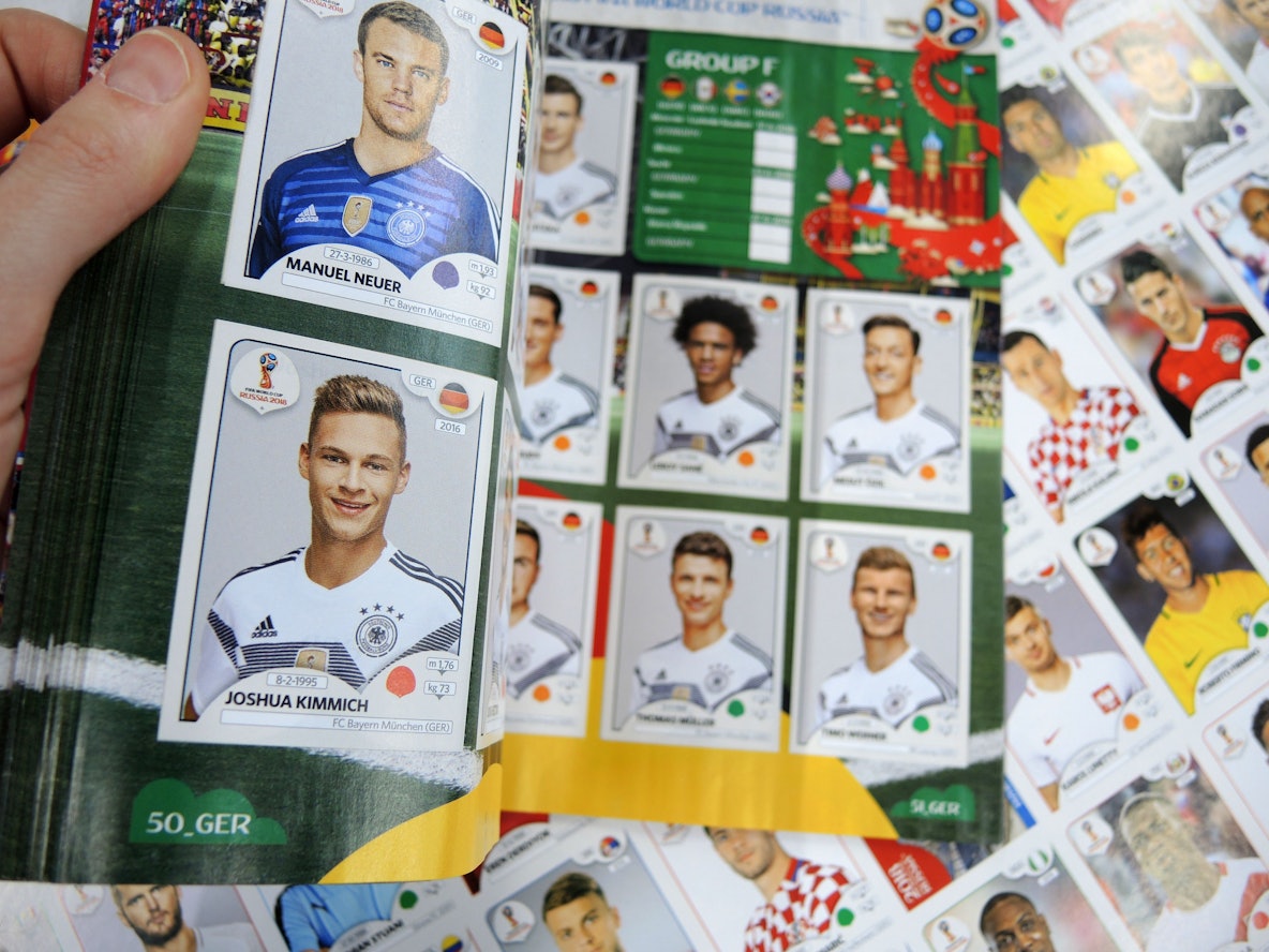 Blick auf die Seite der deutschen Fußball-Nationalmannschaft mit Fotos von Manuel Neuer und Joshua Kimmich im Panini-Stickeralbum zur Fußball-Weltmeisterschaft 2018.