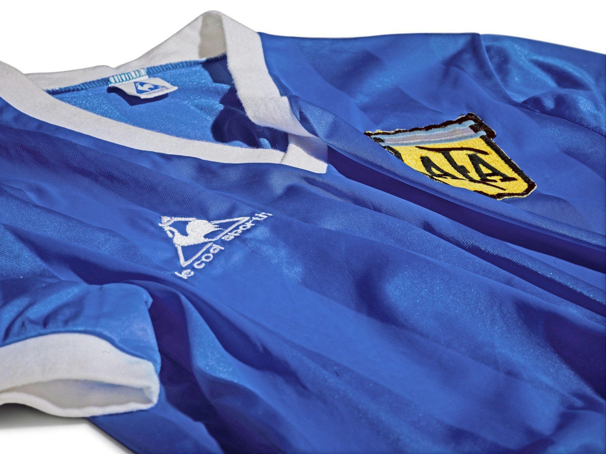 Das Bild zeigt das originale Trikot, in dem Diego Maradona 1986 sein Tor mit der "Hand-Gottes" erzielte.