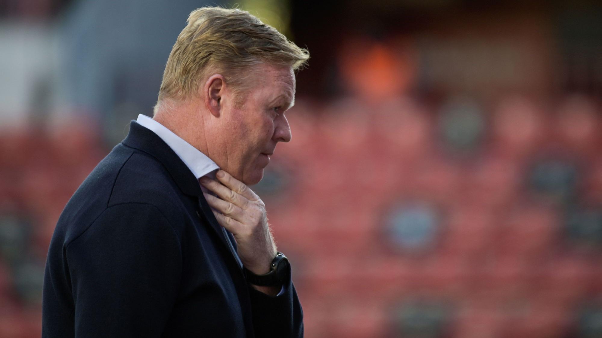 Ronald Koeman fasst sich bei einem Spiel des FC Barcelona an den Hals