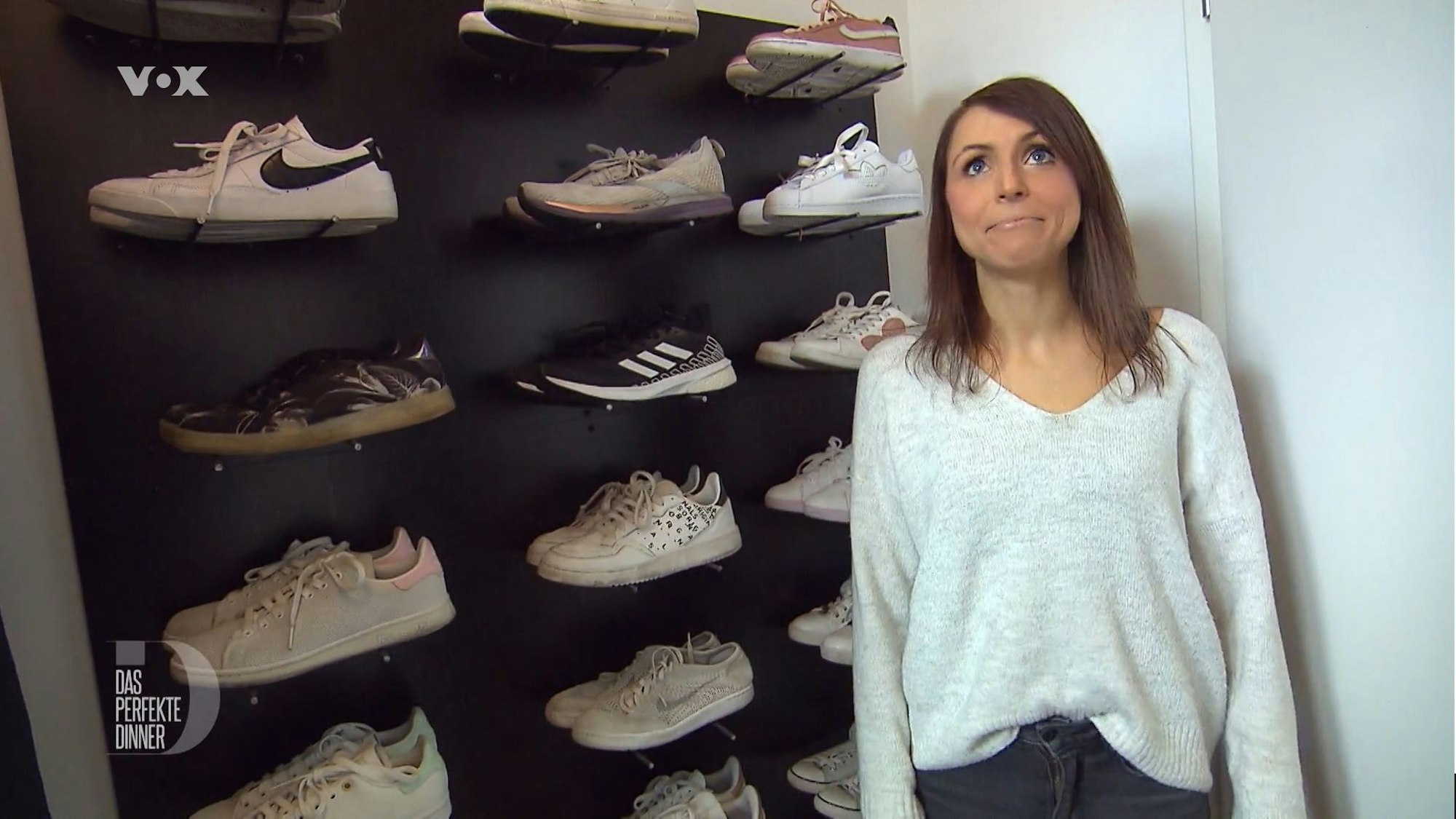 Das Foto zeigt die „Das perfekte Dinner“-Kandidatin Nicole aus Würzburg vor ihrem Schuhregal. TV-Ausstrahlung: 6. April 2022.