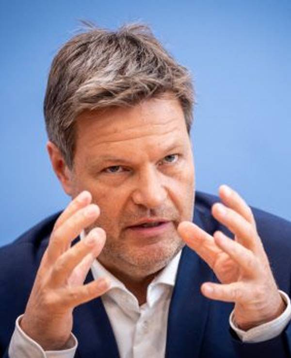 Wirtschaftsminister Robert Habeck spricht in einer Pressekonferenz am 6. April 2022 über das „Osterpaket“ der Bundesregierung