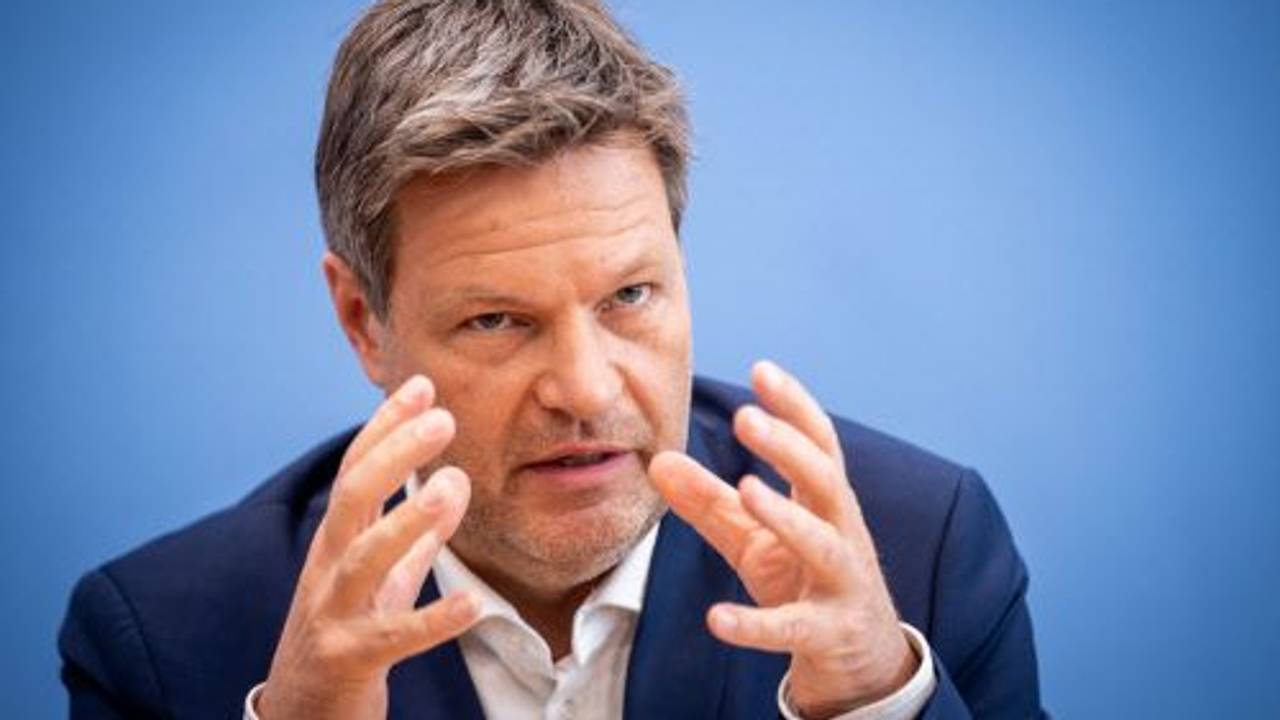 Wirtschaftsminister Robert Habeck spricht in einer Pressekonferenz am 6. April 2022 über das „Osterpaket“ der Bundesregierung