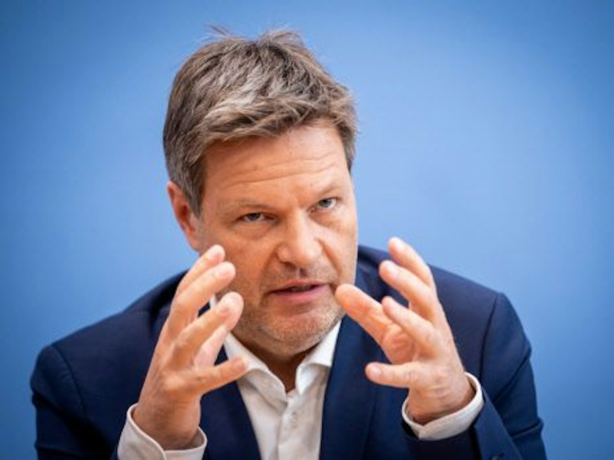 Wirtschaftsminister Robert Habeck spricht in einer Pressekonferenz am 6. April 2022 über das „Osterpaket“ der Bundesregierung