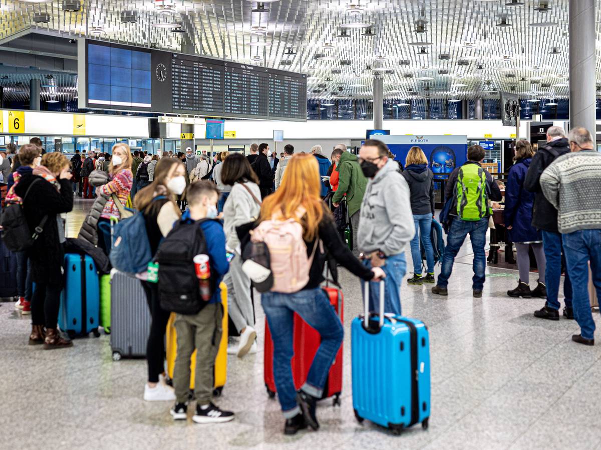 Zahlreiche Fluggäste warten am frühen Morgen des 2. Aprils 2022 im Flughafen Hannover-Langenhagen. Am Montag beginnen in Niedersachsen und Bremen die Osterferien. Die Urlaubsländer erwarten viele deutsche Touristen diesen Frühling