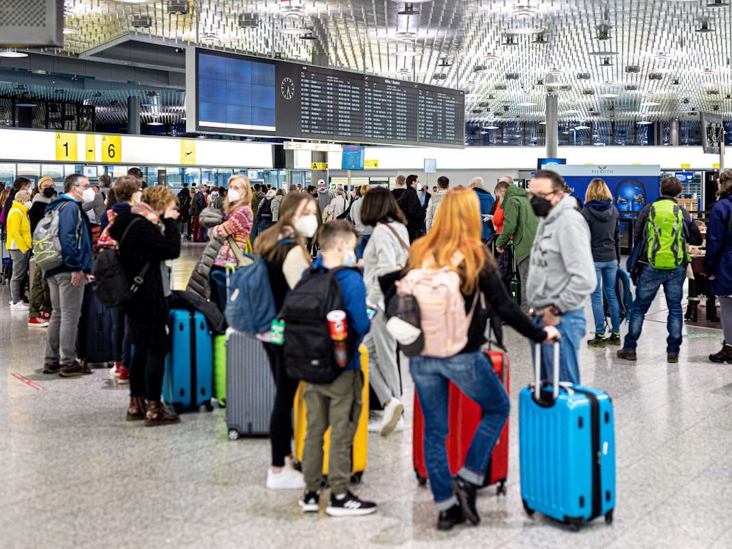 Zahlreiche Fluggäste warten am frühen Morgen des 2. Aprils 2022 im Flughafen Hannover-Langenhagen. Am Montag beginnen in Niedersachsen und Bremen die Osterferien. Die Urlaubsländer erwarten viele deutsche Touristen diesen Frühling