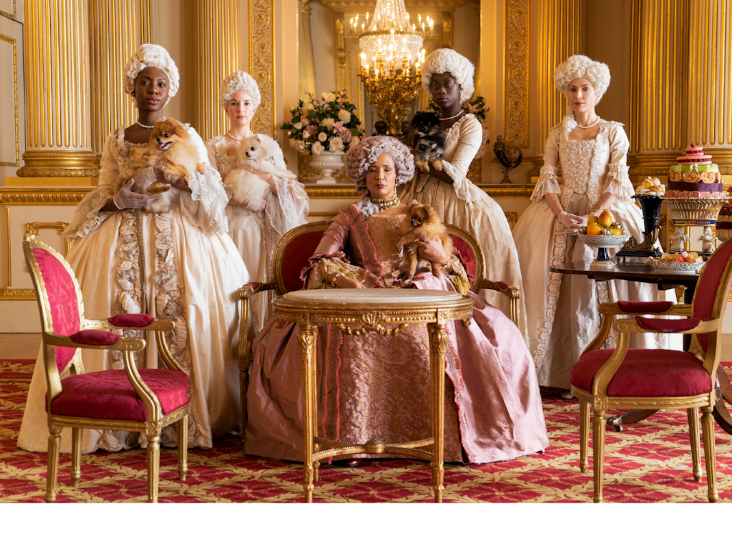 „Bridgerton“ Schauspielerinnen in einem Szenenfoto.