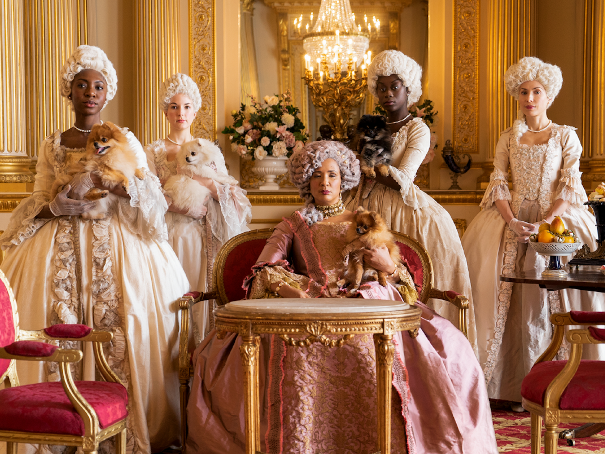 „Bridgerton“ Schauspielerinnen in einem Szenenfoto.