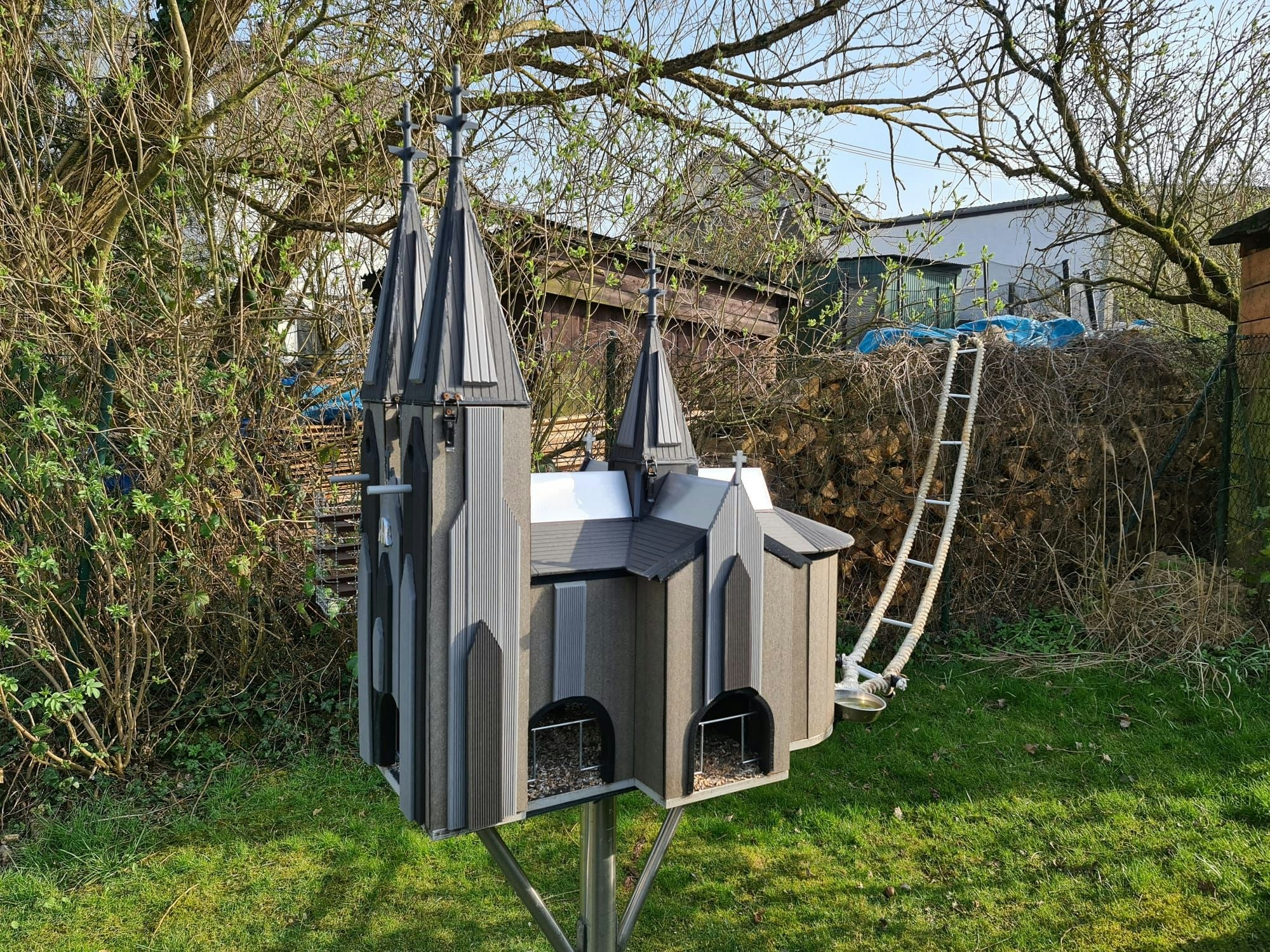 Das Vogelhaus in Form des Kölner Doms steht im Garten.