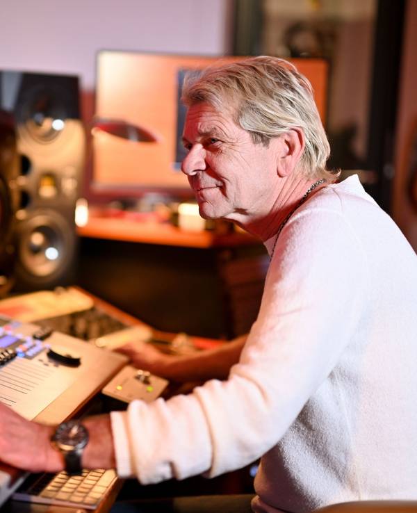 Popsänger Matthias Reim sitzt am Abend in seinem Musikstudio.