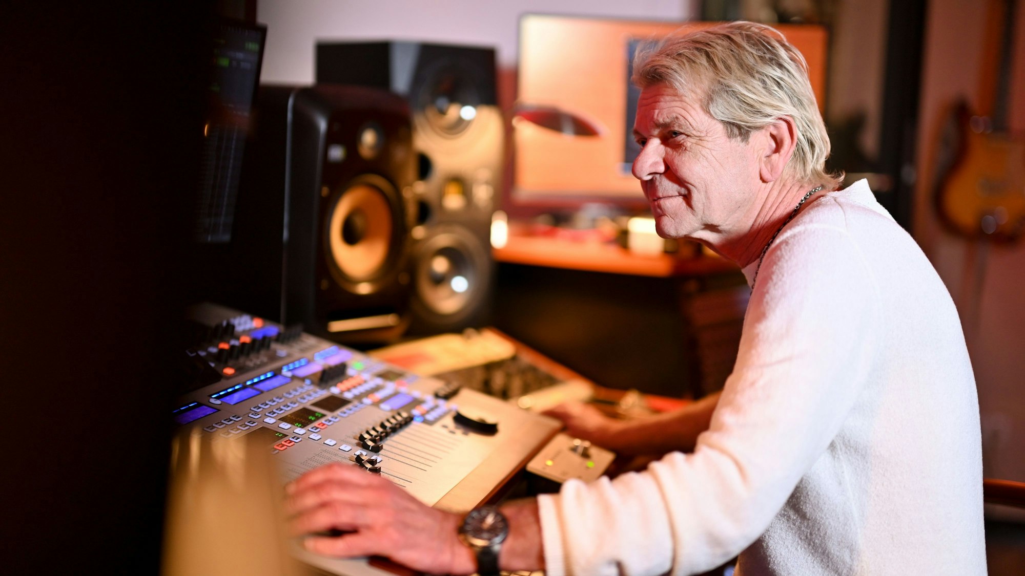 Popsänger Matthias Reim sitzt am Abend in seinem Musikstudio.