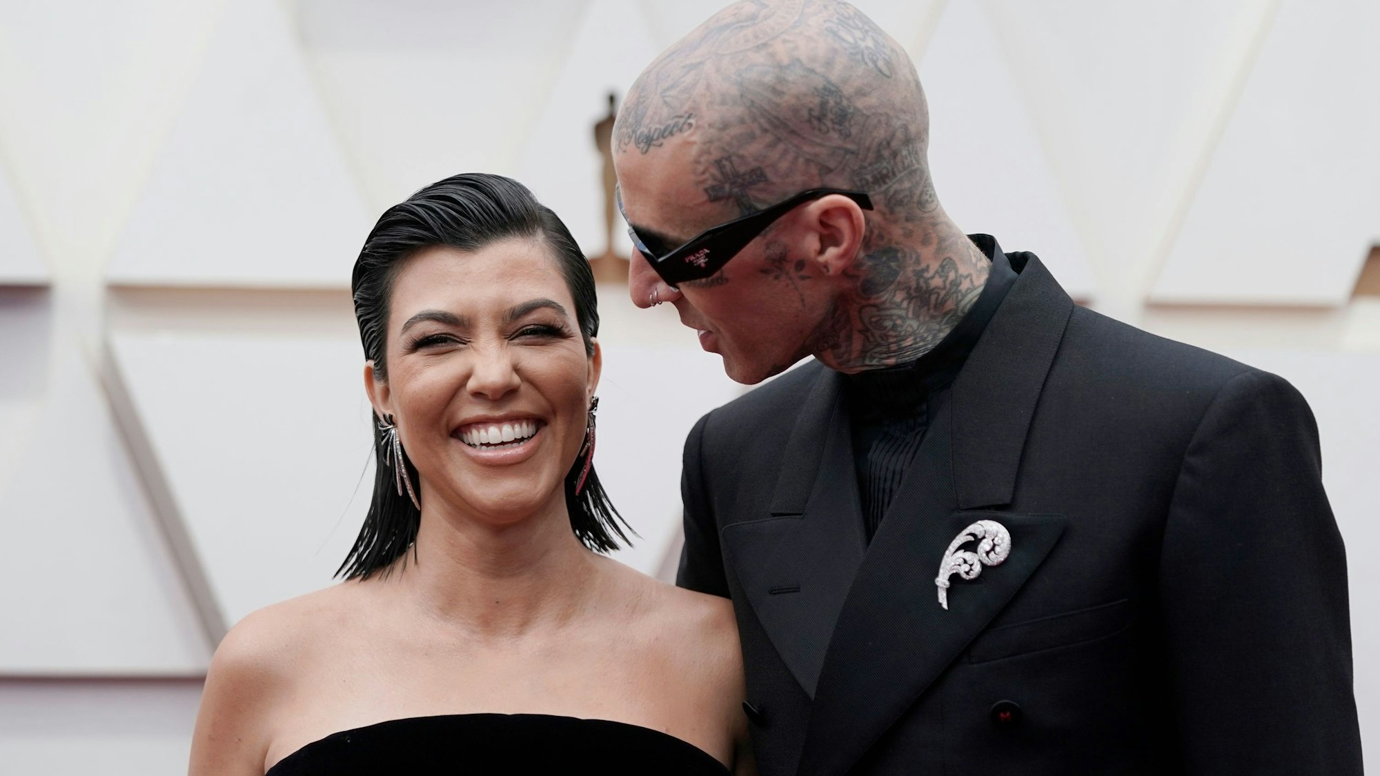 Kourtney Kardashian (l) und Travis Barker kommen zur 94. Verleihung der Academy Awards in Hollywood.