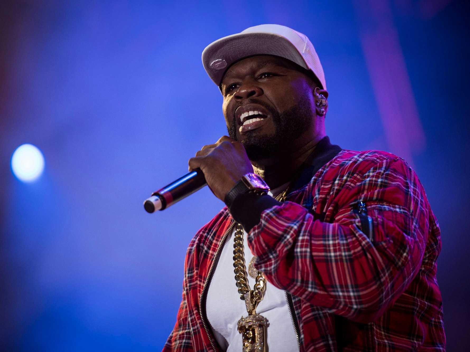 US-Rapper 50 Cent rappt in ein Mikrofon bei seinem Konzert am 8. Juli 2016 in der Schweiz. Er kommt im Juni nach Köln.