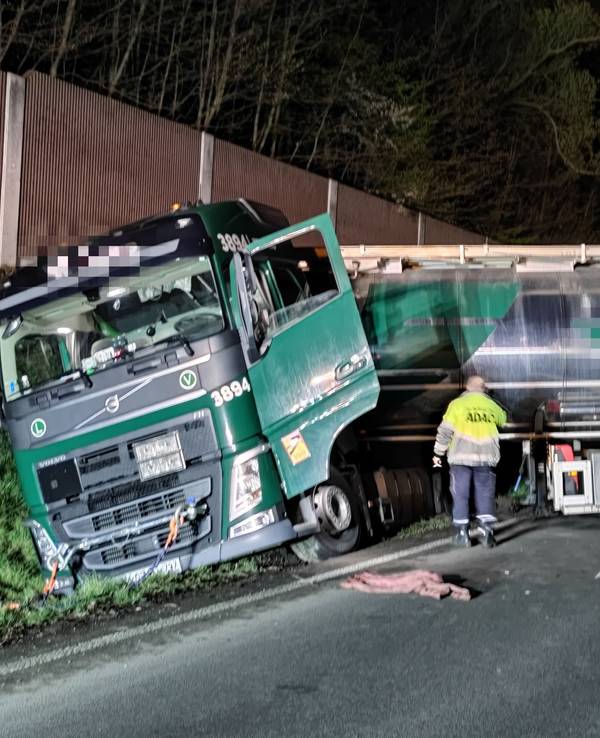 Auf der Autobahn A1 in Köln blockierte ein Lkw am Mittwoch (6. April 2022) die Ausfahrt in Lövenich.