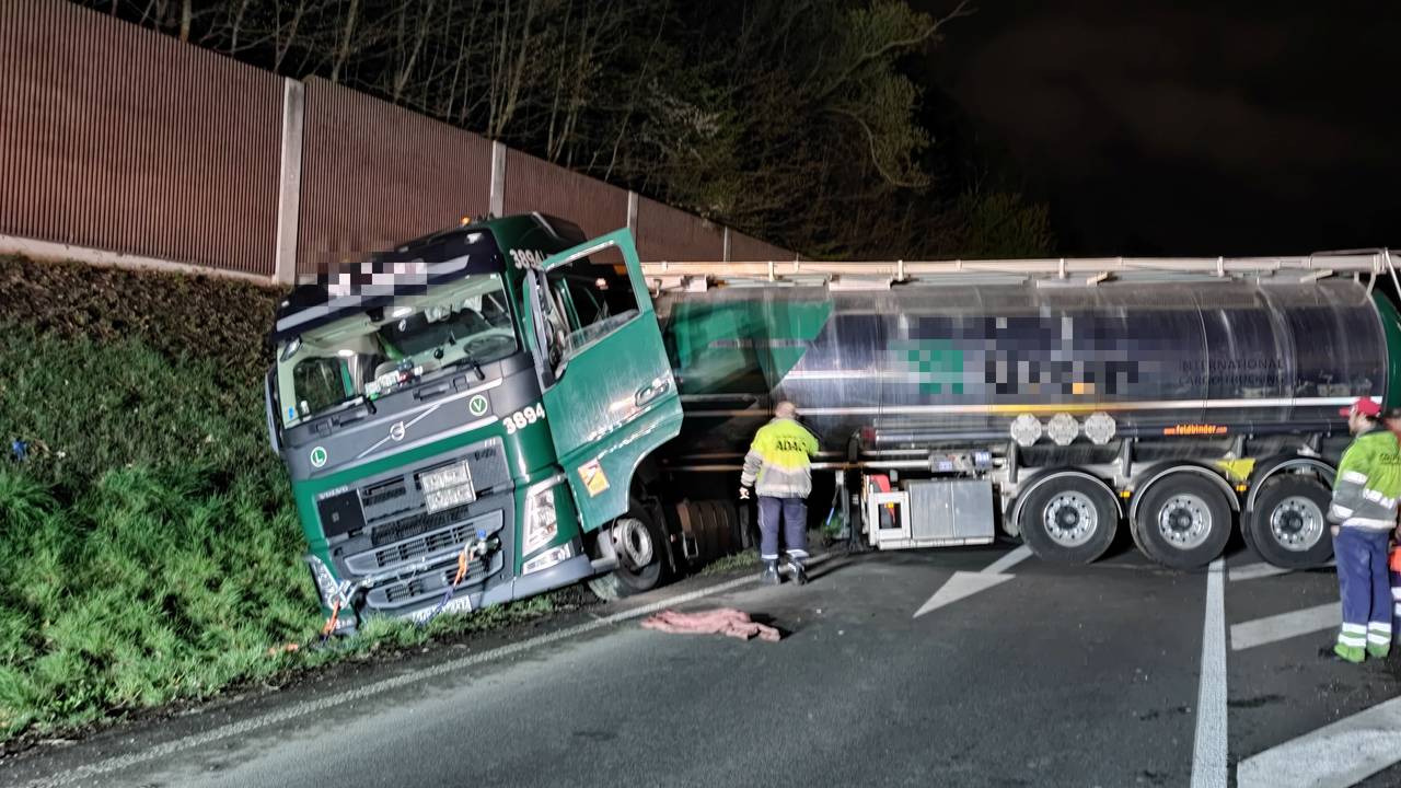 Auf der Autobahn A1 in Köln blockierte ein Lkw am Mittwoch (6. April 2022) die Ausfahrt in Lövenich.