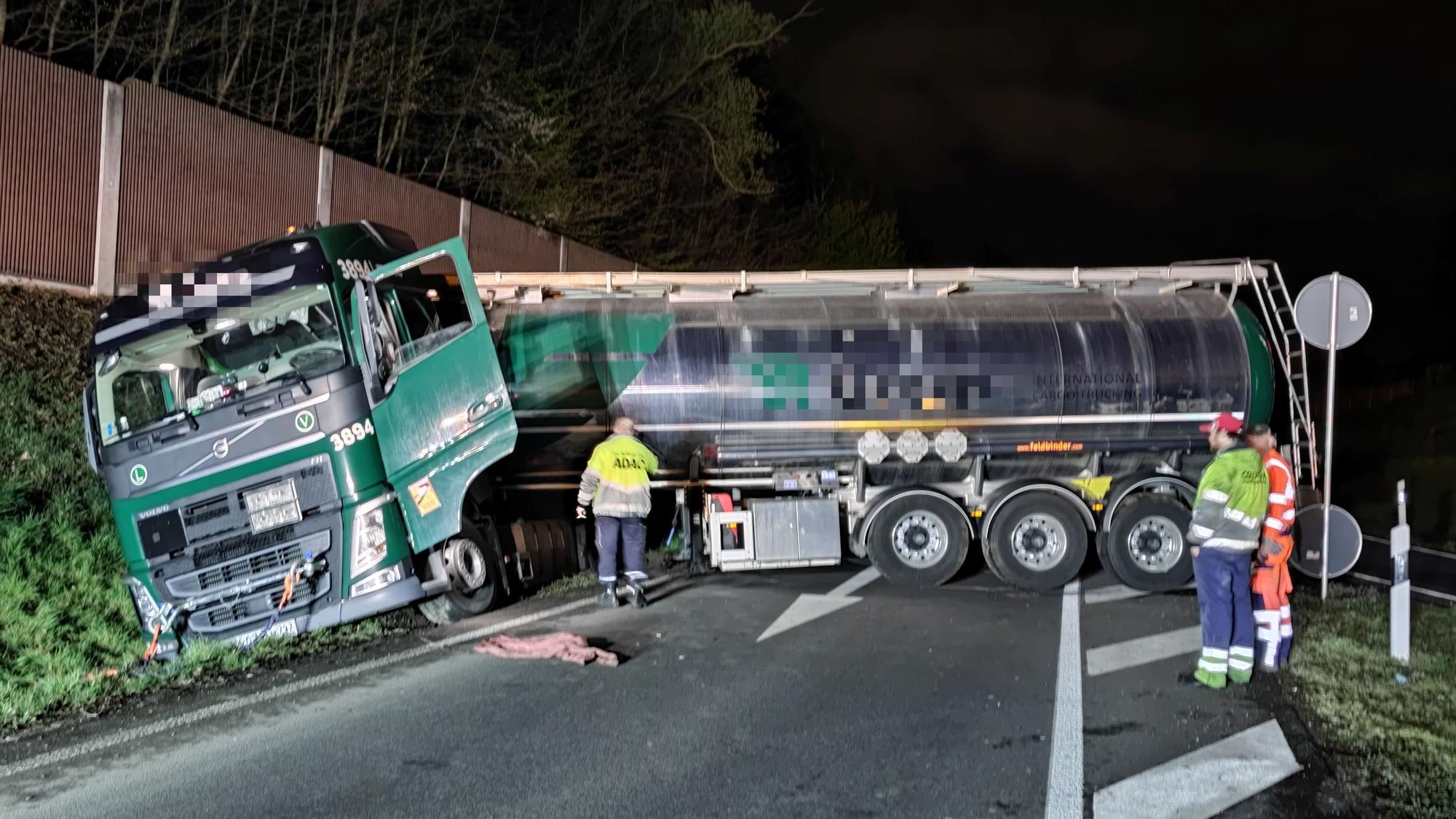 Auf der Autobahn A1 in Köln blockierte ein Lkw am Mittwoch (6. April 2022) die Ausfahrt in Lövenich.