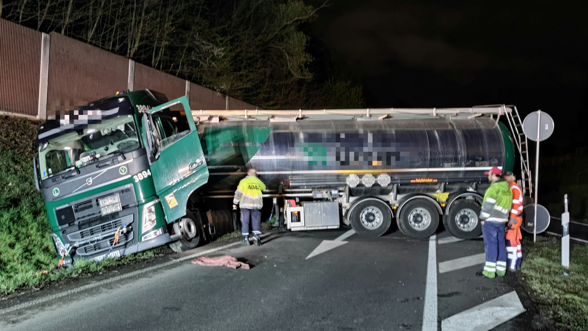 Auf der Autobahn A1 in Köln blockierte ein Lkw am Mittwoch (6. April 2022) die Ausfahrt in Lövenich.