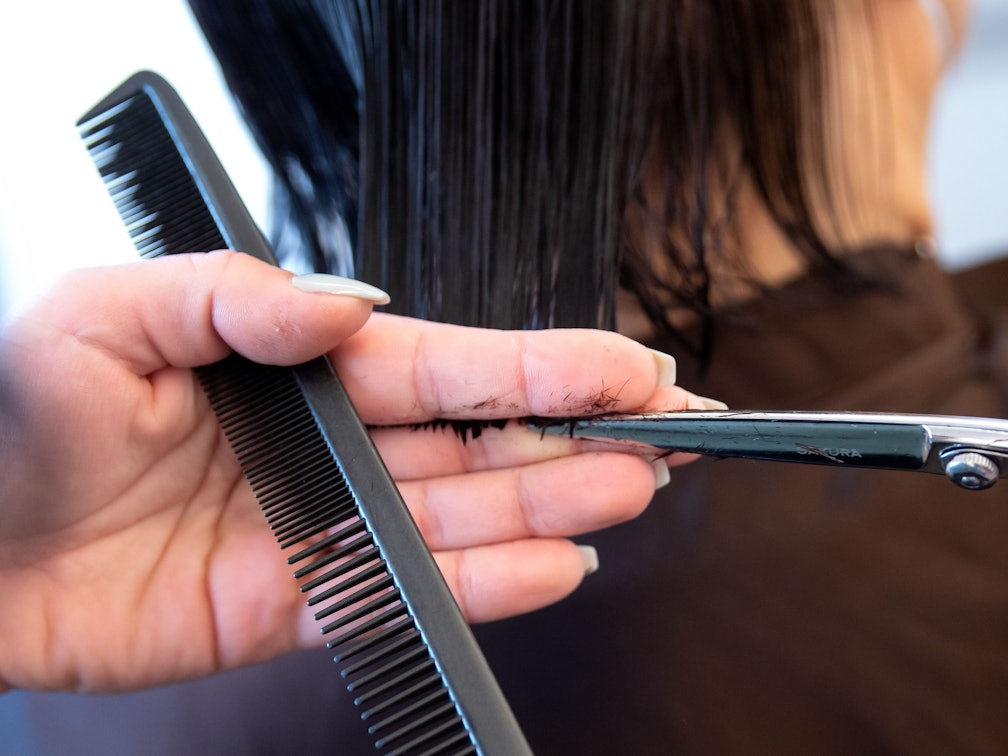 Eine Kundin bekommt im Pony Club Neuhausen die Haare geschnitten.