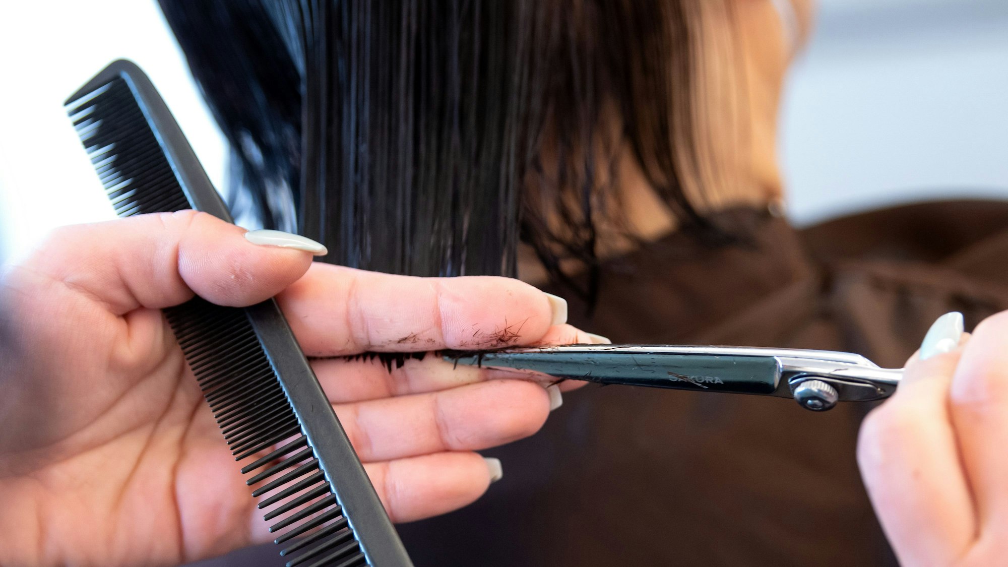 Eine Kundin bekommt im Pony Club Neuhausen die Haare geschnitten.