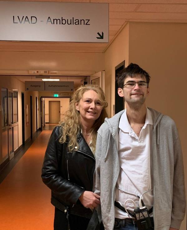 Der 27-jährige Christopher und seine Mutter Gabriele stehen im Flur des Helios Klinikums in Siegburg.