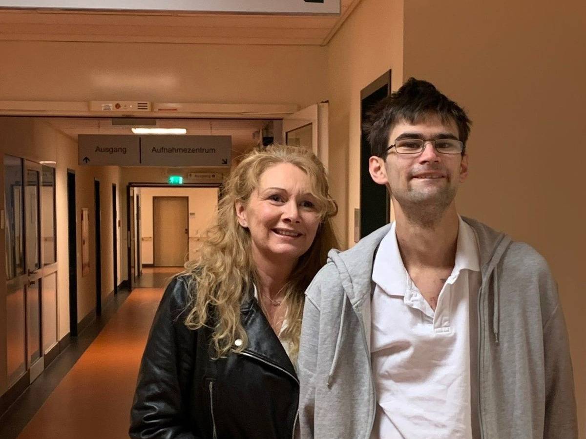 Der 27-jährige Christopher und seine Mutter Gabriele stehen im Flur des Helios Klinikums in Siegburg.